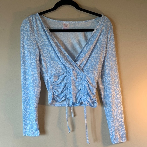 NWT No Boundaires Womens Floral Rusched Front Long Sleeve Blue White Top Medium - Picture 2 of 13